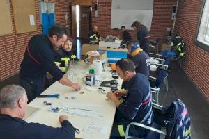 Bomberos fabrican dos prototipos de pantallas protectoras y batas para sanitarios y cuerpos de seguridad de Alicante