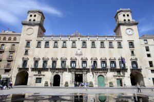 El Ayuntamiento adjudica por más de 18 millones de euros los lotes 1 y 3 de la nueva contrata de mantenimiento de las zonas verdes de la ciudad de Alicante para los próximos tres años