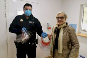 Almussafes distribueix viseres anti-esguitades elaborades amb impressores 3D per als hospitals valencians
