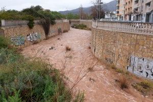 El temporal provoca calles anegadas y cortes de barrancos en Benicàssim