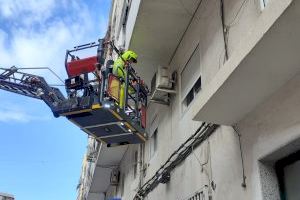Los bomberos del SPEIS rescatan a una persona mayor caída en su domicilio con el vehículo escalera en Alicante