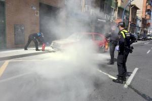 La Policía Local extingue un incendió de un vehículo en un control en la avenida de Novelda en Alicante