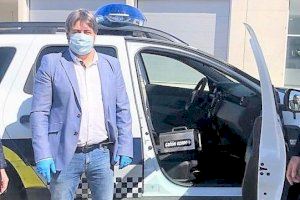La empresa Hidronature dona un generador de ozono a la Policía Local de Elda para desinfectar los coches patrulla