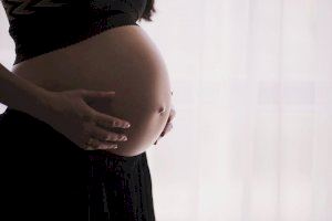 La sanidad valenciana rectifica y sí permitirá a las embarazadas estar acompañadas en el hospital