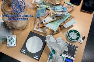 Pillan a un repartidor de comida a domicilio traficando cinco gramos de cocaína en Valencia
