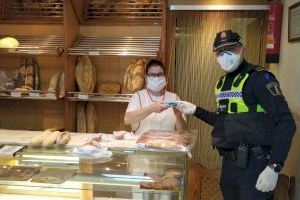 L'Ajuntament d'Alcalà-Alcossebre reparteix màscares entre col·lectius de risc i treballadors d'establiments oberts al públic