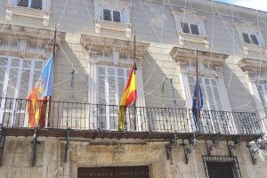 El Ayuntamiento de Orihuela recuerda a las personas fallecidas por Coronavirus con las banderas a media asta