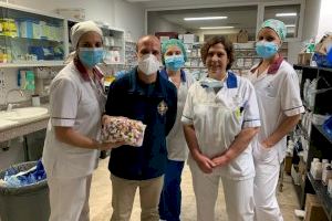 Las Hermandades y Cofradías de la Semana Santa de Alzira agradecen con caramelos y peladillas a sanitarios y fuerzas de seguridad su labor en la pandemia