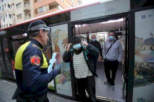 Policía Local y Nacional y Protección Civil intensifican mañana en Elche el reparto de mascarillas