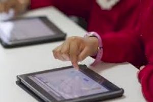 El Ayuntamiento de Alcoy reparte 52 tabletas con conexión a Internet a alumnado vulnerable