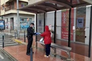 Benetússer distribuye mascarillas entre los ciudadanos que acuden a trabajar en transporte público