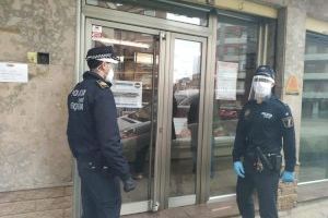 Policía Local reparte mascarillas y geles a los comercios abiertos de Requena