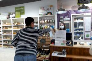 El Ayuntamiento ha repartido hoy 1.000 mascarillas entre todos los comercios abiertos de Paterna