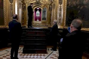 Prueba de llaves para la apertura de la hornacina en el monasterio de la Santa Faz bajo estrictas medidas de seguridad