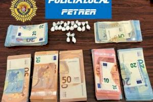 Interceptan 12 dosis de cocaína y casi 7.000€ en billetes pequeños en Petrer
