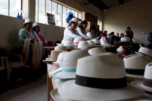 La Cooperativa de barrets de paja toquilla del municipi equatorià de Biblián s’enforteix amb la cooperació del Fons Valencià