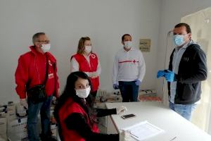 L’alcalde de Peníscola agraïx al col·lectiu de Creu Roja en la localitat la seua solidaritat i el treball de les voluntàries amb qui més ho necessiten