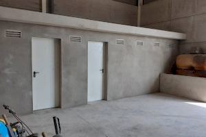 Els treballadors del Pla d'Ocupació Local d'Almussafes construeixen dos magatzems i instal·len graderies en el Camp de Futbol Municipal