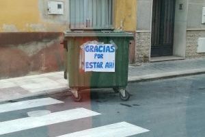 Mensajes en los contenedores de Burriana para agradecer el trabajo de los basureros
