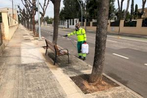 L'Ajuntament de Vila-real reforça la desinfecció de la via pública amb la neteja dels bancs