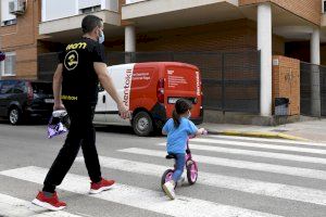 Paiporta libera calles de tráfico para dar espacio a paseos de niños