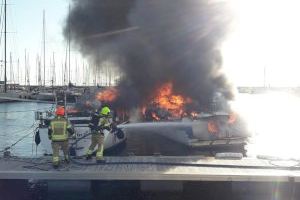 Un incendio en el Puerto de Valencia calcina dos embarcaciones en pocos minutos