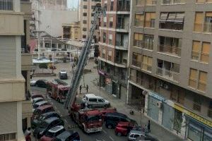 Desalojan una vivienda en Elche por un incendio en un edificio de seis alturas