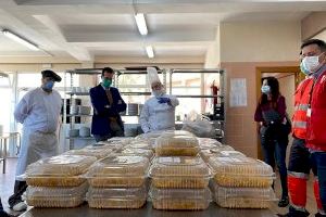 Los docentes de cocina del CIPFP Valle de Elda elaboran 240 raciones de comida para que Cruz Roja las distribuya entre familias sin recursos
