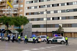 Emotivo homenaje a un Guardia Civil de Valencia en aislamiento por coronavirus desde mediados de marzo
