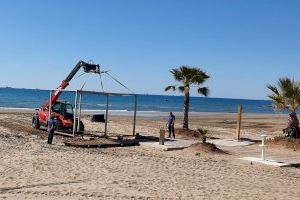 Benicàssim inicia la rehabilitación de los módulos para personas con movilidad reducida en la playa