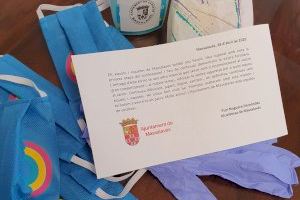 Massalavés reparte kits contra el coronavirus a los niños para que paseen «seguros»
