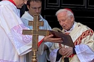 El cardenal Cañizares realiza la “bendición del término de Valencia”  desde la Catedral