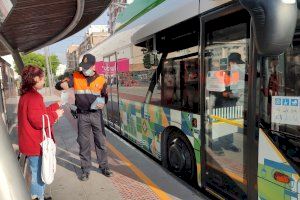Castelló reparteix 10.000 mascaretes per als usuaris del transport públic