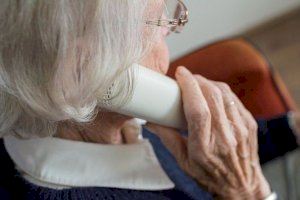 El Ayuntamiento de Alcoy realiza un seguimiento telefónico a las personas mayores de 65 años que viven solas