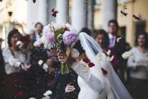 Amor en temps de coronavirus: Què estan fent els nòvios que es casaven ara?