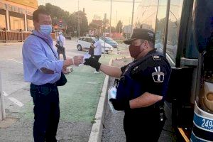 La Policía de La Nucía reparte mascarillas en las “paradas de Autobús”