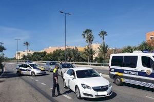 La Policía Local reparte 5.038 mascarillas en el transporte público de Alicante