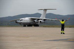Aterriza en el aeropuerto de Castelló el avión con las 370.000 mascarillas adquiridas por los ayuntamientos