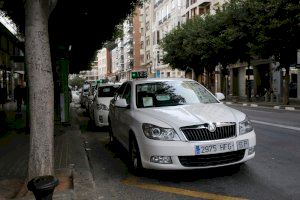 La Generalitat compra 4.700 mampares de protecció per al sector del taxi