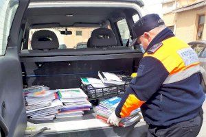 El Ayuntamiento de Elda ya ha repartido las tareas y el material escolar a más de 250 alumnos y alumnas de familias sin medios