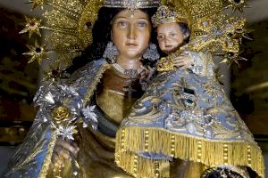 La Virgen de los Desamparados luce un crespón negro en duelo por los fallecidos por el coronavirus