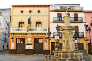 El govern i oposició de la Font de la Figuera acorden anul·lar el pagament de la taxa per terrasses a bars d'enguany i ampliar l’espai