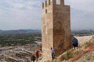 Patrimonio Histórico reanuda las obras de consolidación y rehabilitación de la muralla de la Torre Taifal del Castillo de Orihuela