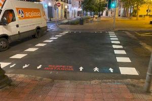 Alicante señaliza los pasos de peatones para evitar cruces y ayudar a mantener la distancia de seguridad