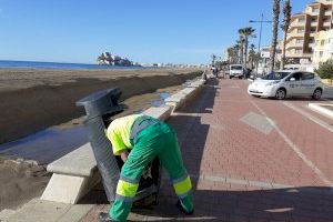 Peñíscola comienza los trabajos de reposición de mobiliario urbano en el paseo marítimo e intensifica la limpieza en la playa