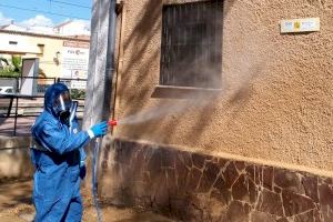 Los agricultores de Alberic finalizan las desinfecciones tras rociar las calles con más de 2.000 litros
