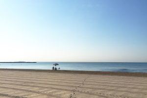 Les platges de Santa Pola es preparen per a la temporada estival
