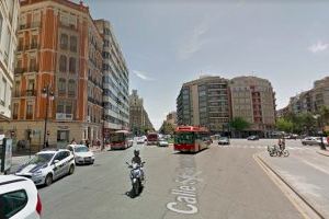 Un choque entre una moto y un ciclista en pleno centro de Valencia se salda con un herido