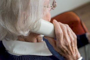 Voluntarias valencianas emprenden la "operación Caperucita" para llamar por teléfono a mujeres mayores que viven solas