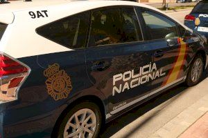 La Policía Nacional detiene en Alicante a tres personas por robar una tarjeta de crédito y utilizarla para comprar en comercios